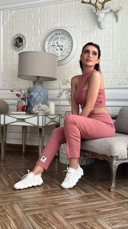 ترينق وردي رياضي بنطلون سكيني مفتوح من أسفل وبلوزة بدون كم بقصة مائلة من الكتف