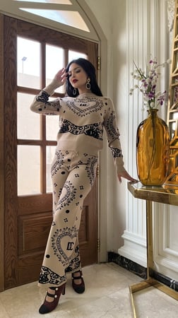 طقم بنطلون وبلوزه بيج واسود شتوي بخامة ممتازة جداً