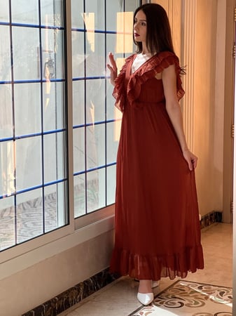 فستان بني بليسيه طويل بكشكشة من الصدر والظهر رقم 21