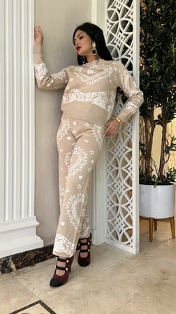 طقم بنطلون وبلوزه بيج وابيض شتوي بخامة ممتازة جداً