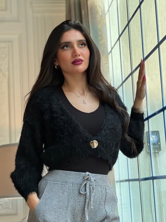 طقم شتوي بنطلون رصاصي وبلوزه فرو سوداء