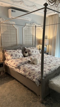 طقم سرير مشجر ابيض وموف مشجر ورود 6 قطع ( مفرش بمطاط رصاصي + لحاف بطانية جهه مشجر وجهه رصاصي ساده + 4 مخدات ساده ومشجر )