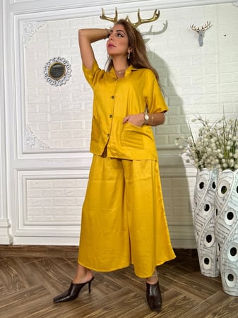 طقم فضفاض اصفر بنطلون وبلوزه بأزارير وجيوب