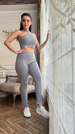 ترينق رصاصي رياضي بنطلون سكيني مفتوح من أسفل وبلوزة بدون كم بقصة مائلة من الكتف