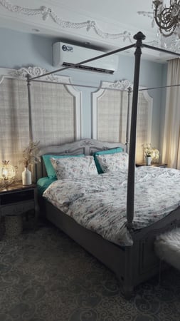 طقم سرير مشجر ابيض تيفاني موف 6 قطع ( مفرش بمطاط + لحاف بطانية + 4 مخدات )