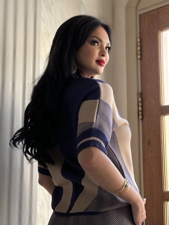 طقم بنطلون وبلوزه بيج وكحلي شتوي بخامة ممتازة جداً