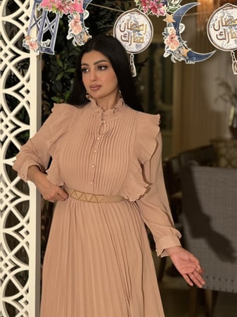 فستان العيد بليسيه لحمي بأكمام بحزام