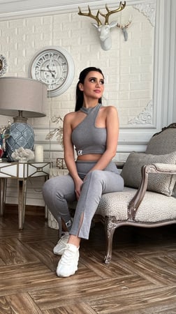ترينق رصاصي رياضي بنطلون سكيني مفتوح من أسفل وبلوزة بدون كم بقصة مائلة من الكتف