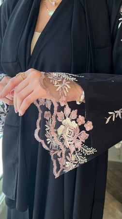 عباية سوداء كريب مايتعرفط مزينه بأكمام تل مبطنه ومطرزة بالخيوط الملونة
