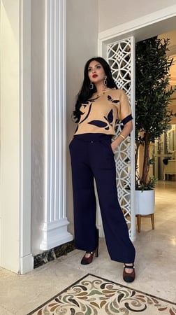 طقم بنطلون وبلوزه كحلي وبيج شتوي بخامة ممتازة جداً