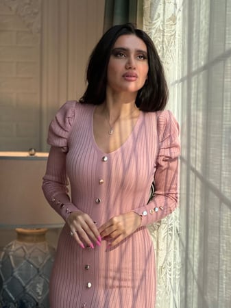 فستان وردي شتوي بكتافات ومزين بالهدب من اسفل