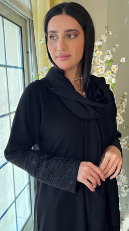 عباية سوداء عملية مزينة بتطريز خيوط وفصوص من الكم قماش كريب مايتعرفط