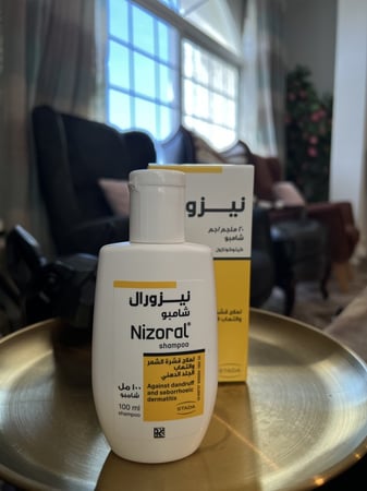 شامبو لعلاج قشرة الشعر والتهاب الجلد الدهني من نيزورال - 100مل