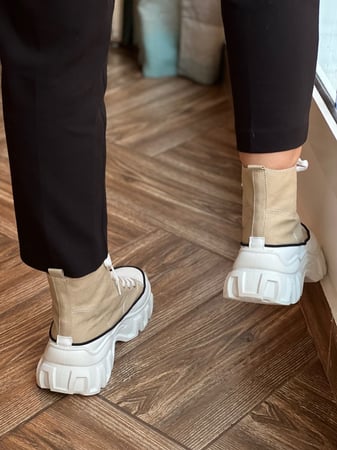 حذاء رياضي بيج وابيض مرتفع عملي ومريح وانيق