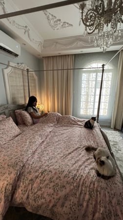 طقم سرير وردي مشجر رصاصى 6 قطع ( مفرش بمطاط  + لحاف بطانية من الجهتين مشجر  + 2 مخدات ساده ومشجر )