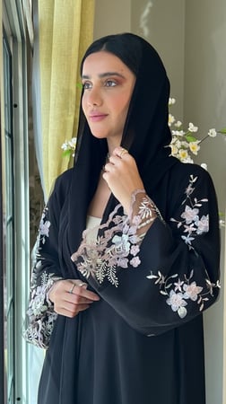 عباية سوداء كريب مايتعرفط مزينه بأكمام تل مبطنه ومطرزة بالخيوط الملونة