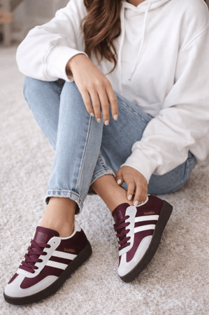 حذاء رياضي عنابي وابيض مريح جداً وعملي جداً وأنيق ومرتب جداً جداً