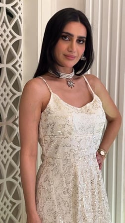 فستان العيد الأنيق اللون ابيض مزين بالترتر