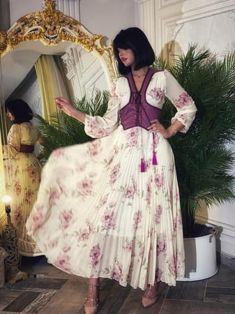 فستان بليسيه أبيض مشجر بكورسيه موف