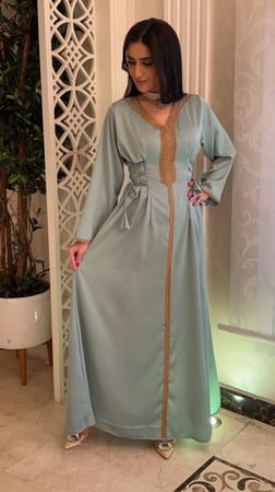 دراعه لون تيفاني فري سايز مزينه بالفصوص والخيوط انيقه جداً مناسبه للسهرات