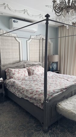 طقم سرير مشجر ابيض وردي موف 6 قطع ( مفرش بمطاط + لحاف بطانية + 2 مخدات )