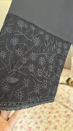 عباية خفيفه وبارده بقصه مستقيمة وطقطق من الاعلى وتطريز على الأكمام رقم 2