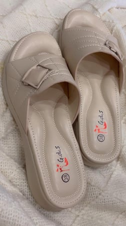 حذاء طبي بيج فاتح مرتفع 3 سم مريح وعملي وأنيق