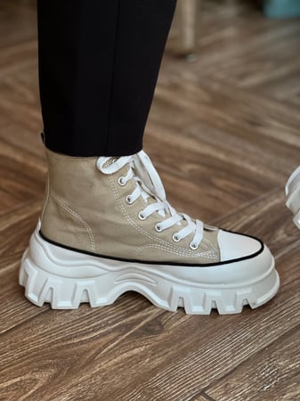 حذاء رياضي بيج وابيض مرتفع عملي ومريح وانيق