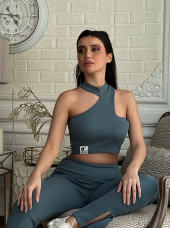 ترينق أزرق تركواز رياضي بنطلون سكيني مفتوح من أسفل وبلوزة بدون كم بقصة مائلة من الكتف