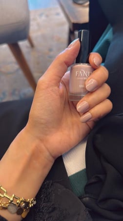 مناكير لون لحمي فاتح جداً رقم 03