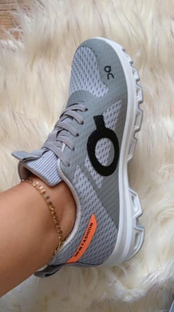 حذاء رياضي رصاصي واسود مرررررررريح مثل الغيمه ☁️