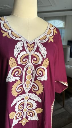 دراعه رمضانية قطن خفيف وبارد جداً مشجرة بورود فوشي بشكل انيق ومرتب