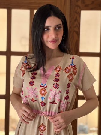 فستان قطن بيج مطرز بالخيوط الملونة مع حرام داخلي باااارد وخفيييف رقم 24