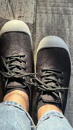 حذاء رياضي أسود جميل وأنيق وراقي