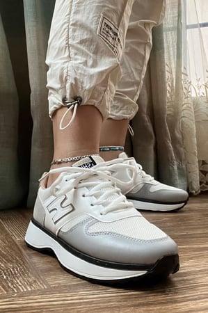 حذاء رياضي ابيض ورصاصي عملي ومريح جداً جداً جداً رقم 21