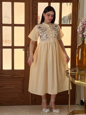 فستان قطن اصفر كريمي مطرز بالخيوط الملونة باااارد وخفيييف رقم 23