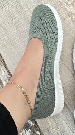 حذاء زيتي ناعم ومريح جداً بخط اخضر مريح جداً وعملي مناسب للاوقات الطويلة
