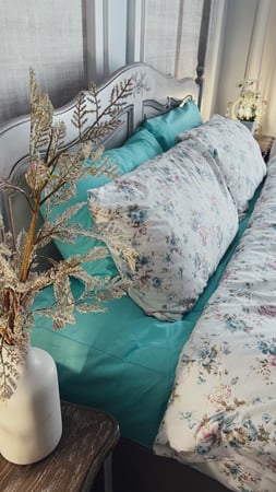 طقم سرير مشجر ابيض تيفاني موف 6 قطع ( مفرش بمطاط + لحاف بطانية + 4 مخدات )