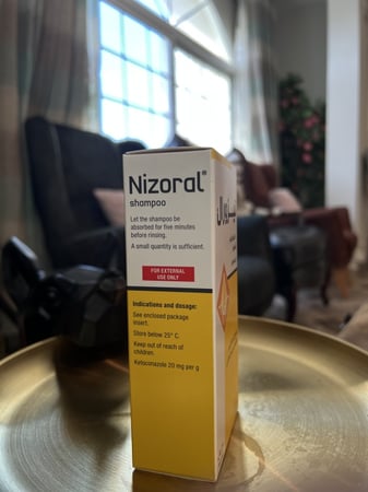 شامبو لعلاج قشرة الشعر والتهاب الجلد الدهني من نيزورال - 100مل