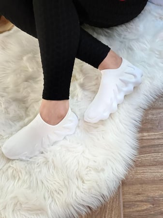 حذاء رياضي أبيض لين وعملي ومريح رقم 11