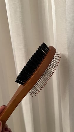فرشاة شعر خشب بوجهين وجه لفك التشابك ووجه لتدليك فروة الراس وعمل مساج للدماغ