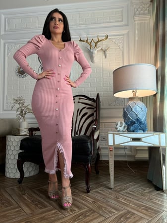 فستان وردي شتوي بكتافات ومزين بالهدب من اسفل