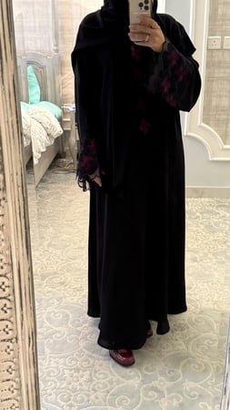 عباية سوداء كريب مايتعرفط مزينه بالدانتيل الاسود والعودي من الاكمام والطرحة