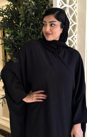 عباية بشت كريب خفيف وطايح ومايتعرفط مزينه بالفصوص من الاطراف