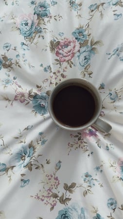 طقم سرير مشجر ابيض تيفاني موف 6 قطع ( مفرش بمطاط + لحاف بطانية + 4 مخدات )