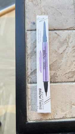 قلم حواجب بطرفين طرف سائل وطرف جاف