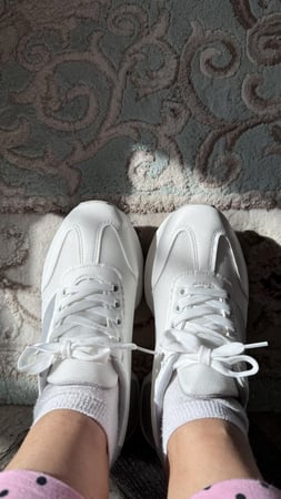 حذاء رصاصي وابيض رياضي عملي ومريح وانيق