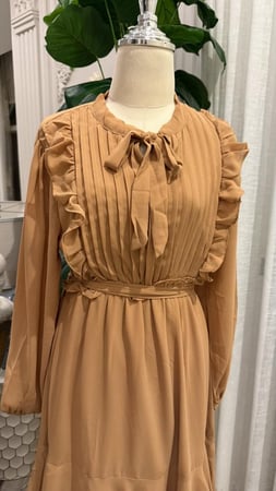 فستان العيد بليسيه مكسر مع حزام لون لحمي غامق