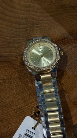 ساعة يد انيقة وملفته