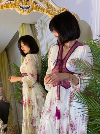 فستان بليسيه أبيض مشجر بكورسيه موف